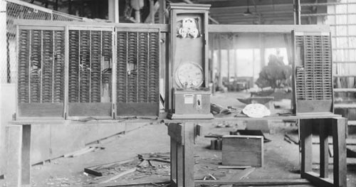 Em Fordlândia Insatisfeitos, operários destruíram a fábrica e até o relógio de ponto